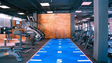 Sportcentrum interieur met diverse fitnessapparatuur