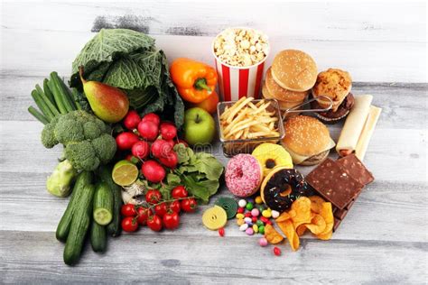 Verschillende gezonde en ongezonde voedingskeuzes op een buffet