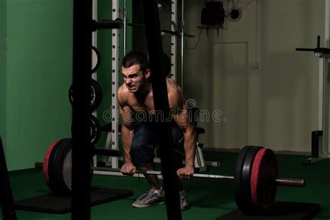 Man die een deadlift uitvoert