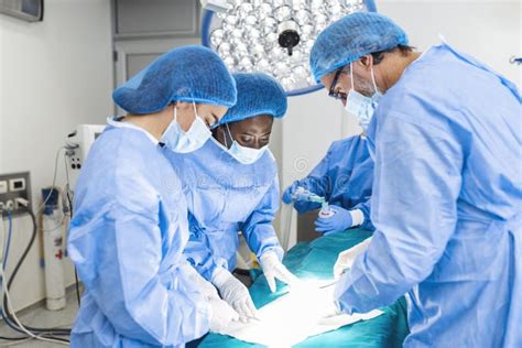 Chirurg die een operatie uitvoert op een siliconen model van een baarmoeder