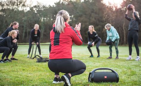 Verschillende soorten bootcamp attributen zoals kettlebells en battle ropes