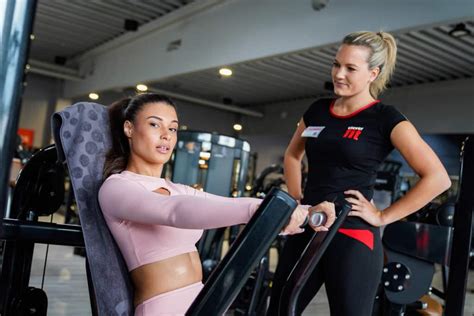 Mitarbeiter von Clever Fit im Gespräch mit einem Kunden