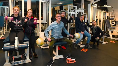 Sportieve mensen in een moderne sportschool