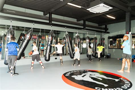 Interieur van een vechtsportschool met trainingsmatten en -apparatuur