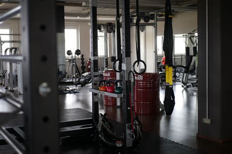 Functional Training Bereich mit Kettlebells und Sandbags