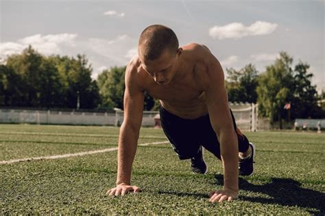 Man doet push-ups