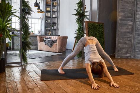 Vrouw doet yoga thuis