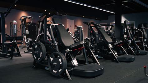 Overzicht van fitnessapparatuur in een sportschool