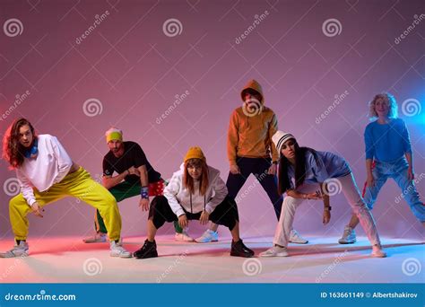 Groep dansers tijdens een training