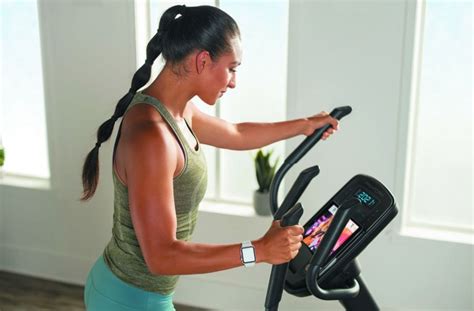 Een persoon die een gewichtstapel aanpast op een fitnessapparaat