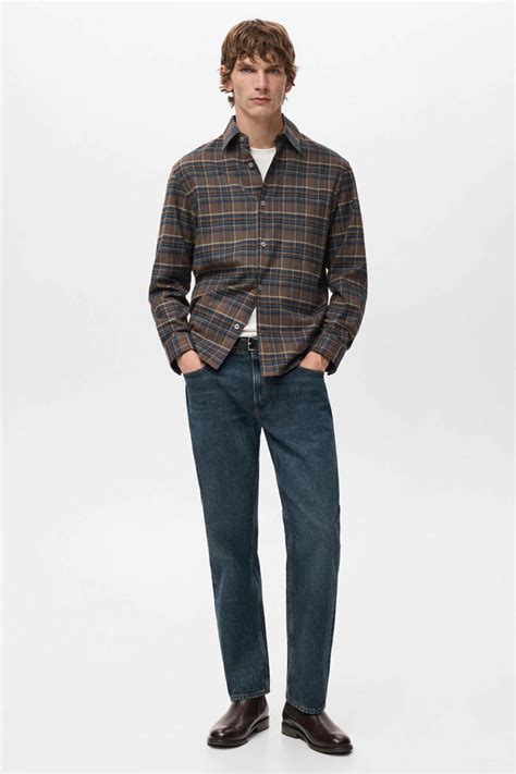 Casual outfit met een geruit overhemd