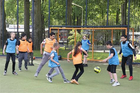 Groepsfitnessles met deelnemers die actief meedoen