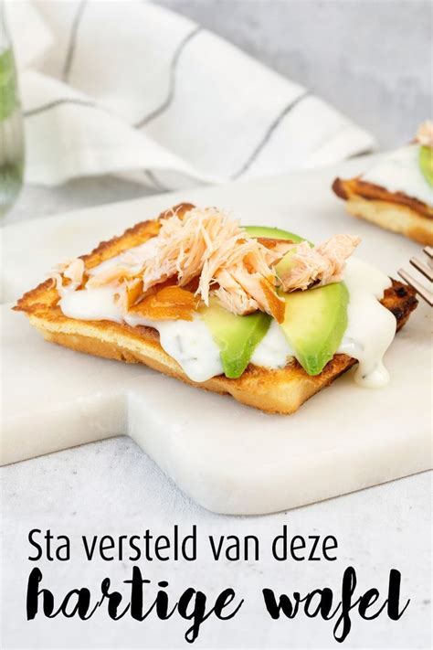 Hartige wafel met zalm en avocado