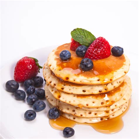 Stapel pannenkoeken met fruit