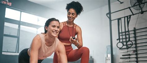 Vrouwen sporten met personal trainer