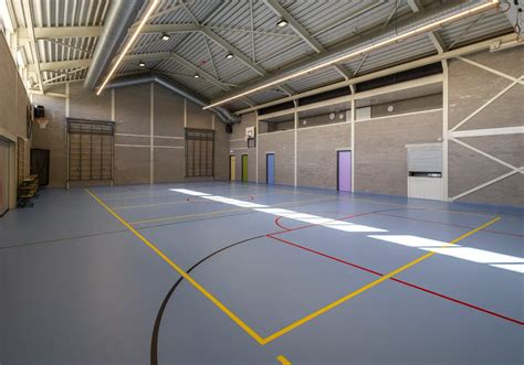Groepsles in een ruime, goed uitgeruste sportzaal