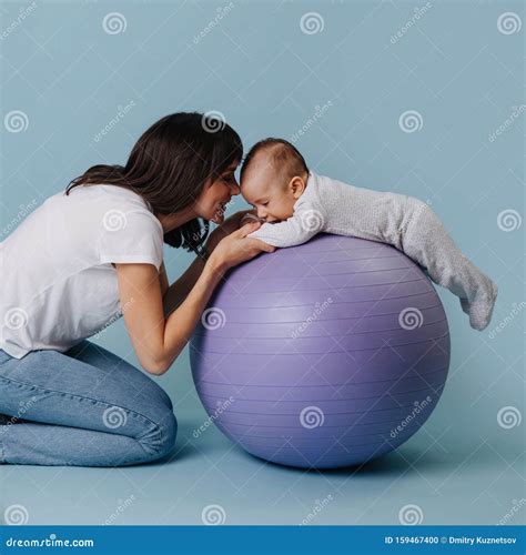 Vrouw doet oefeningen met haar baby