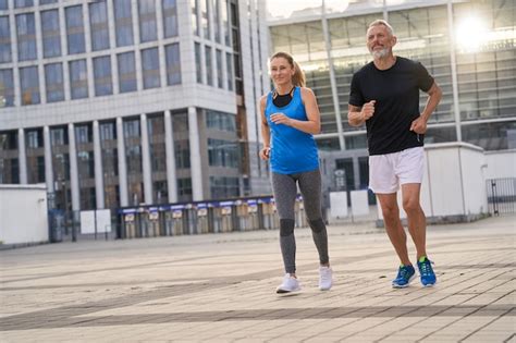 Man en vrouw in Donnay sportkleding