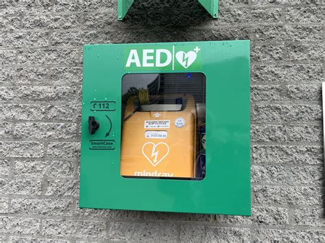 AED apparaat op een muur