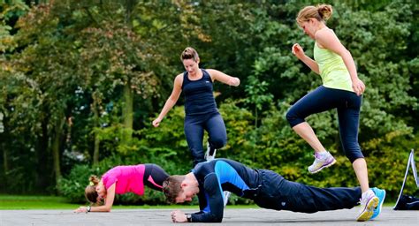 Bootcamp groep die oefeningen doet