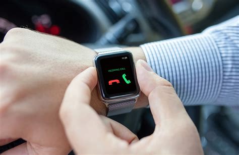 Illustratie van het koppelen van een smartwatch met een smartphone via een app