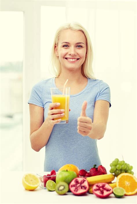 Vrouw die gezonde voeding eet