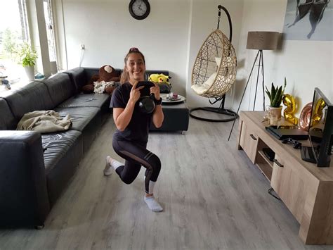 Vrouw met fitnessmatje thuis