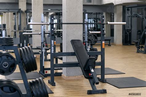 Een moderne fitnessruimte met diverse apparatuur