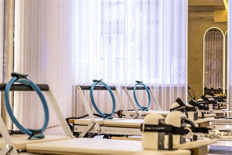 Interieur van een moderne Pilates studio met apparatuur