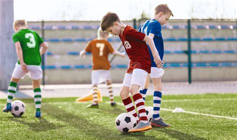 Kinderen die voetballen