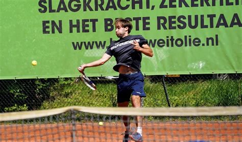 Tennisbanen bij HLTV Juliana