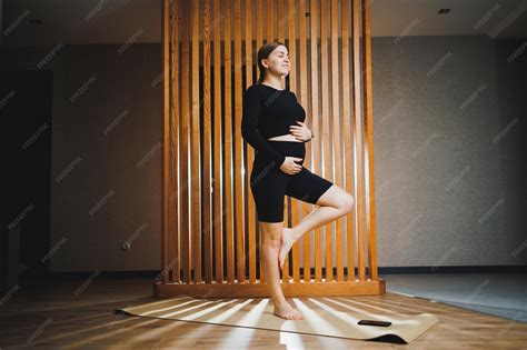 Vrouw die pilates oefeningen doet tijdens de zwangerschap