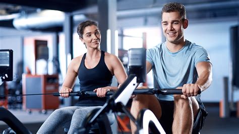 Twee vrienden die samen sporten in een Basic-Fit club