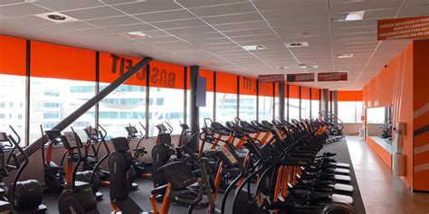 Foto van de ingang van Basic-Fit Almere Donjon