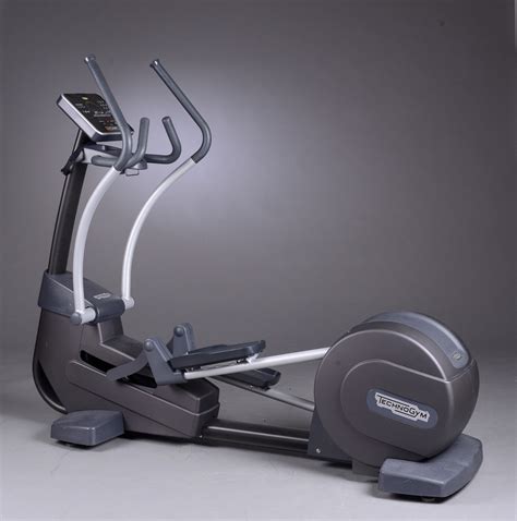 Model van een Technogym crosstrainer met interactief display
