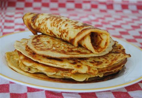 Afbeelding van een bord met diverse toppings op eiwitrijke pannenkoeken