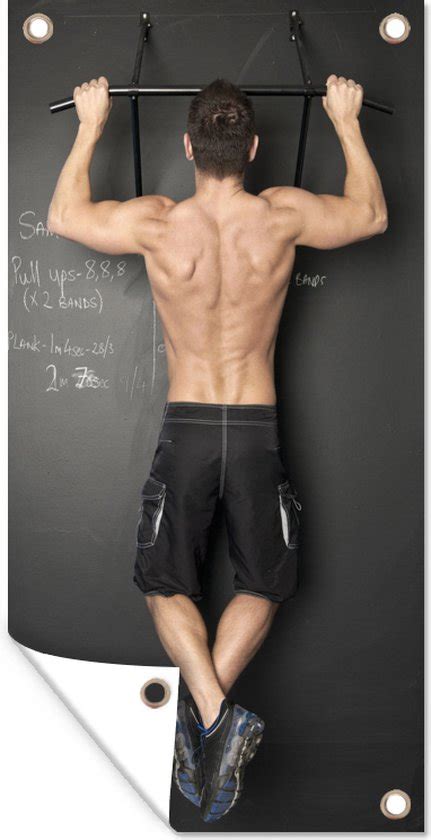 Man die pull-ups doet met een weerstandsband