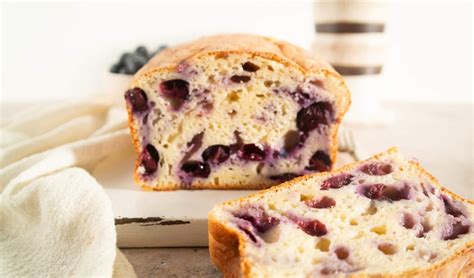 Geklaarde kwarkcake met blauwe bessen