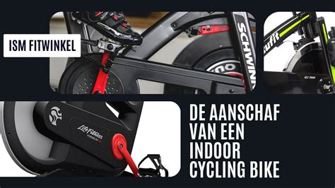 Vrouw die RPM les volgt op een spinningfiets