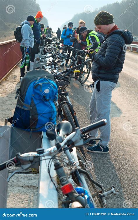 Groep fietsers op zondagochtend