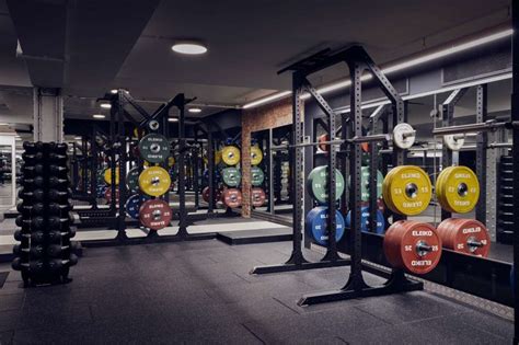 Interieur van een moderne sportschool met diverse apparatuur