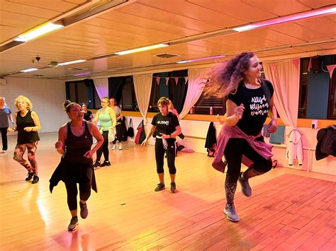 Groepsles Zumba in een dynamische sportschoolomgeving