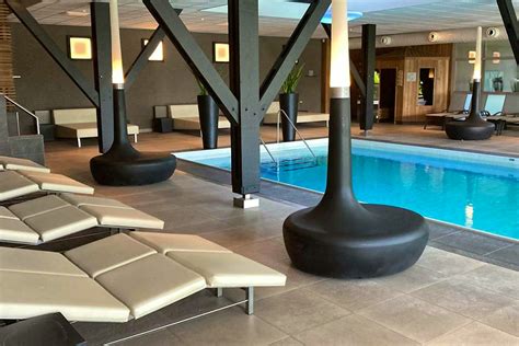 Interieur van Sauna Dennenmarken met diverse faciliteiten zoals stoombad en ligstoelen