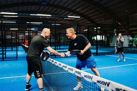Padelbaan met spelers