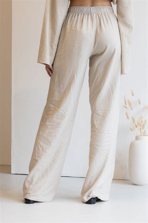 Styling linnen broek met blouse en hakken