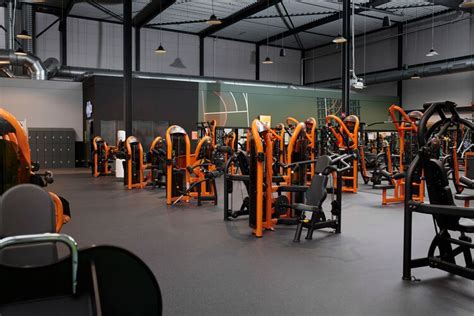 Interieur van een Basic-Fit sportschool met verschillende trainingszones