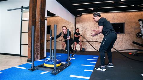 Man die een virtuele fietsles volgt in een sportschool