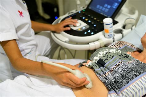Onderzoek van de buik met een echografie