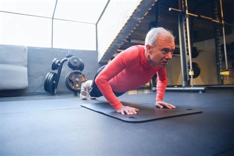 Ouderen die krachttraining doen