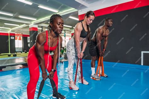 Atleten die een fitness routine uitvoeren
